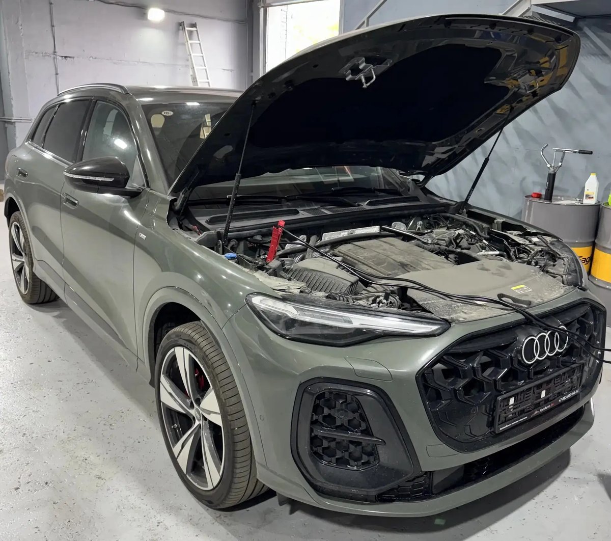 Audi с открытым капотом на обслуживании двигателя и DSG